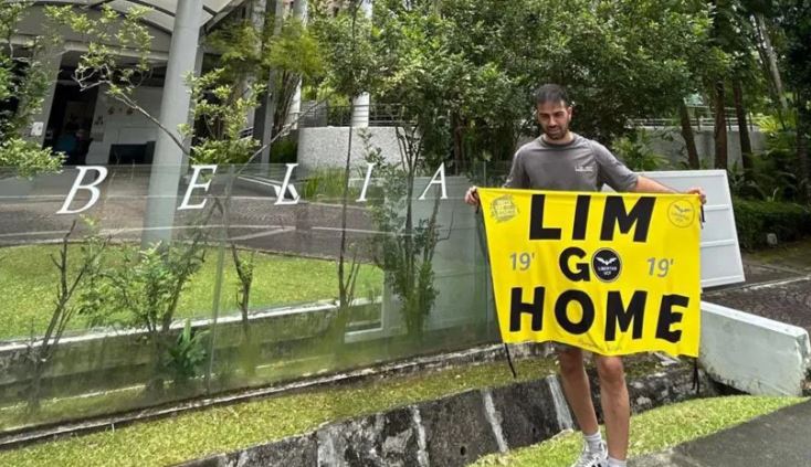 Spanish honeymooners detained in Singapore for football protest